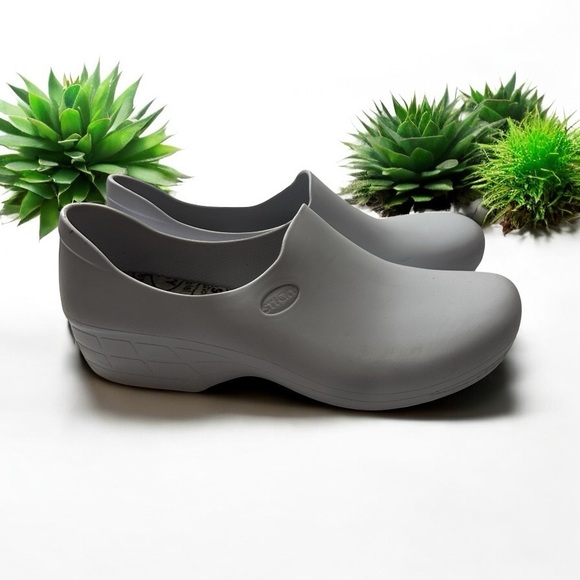 Sticky Professional Shoes‎ for Women in White - Picture 1 of 10